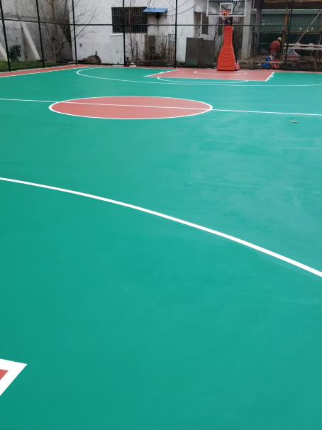 沙河口 球场长期使用易出现地面开裂